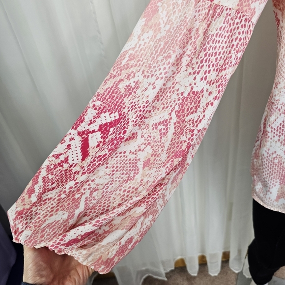 Cabi Bethany Pink White Snake Print Balloon Sleeve Blouse V-Neck Size Medium - Picture 5 of 10